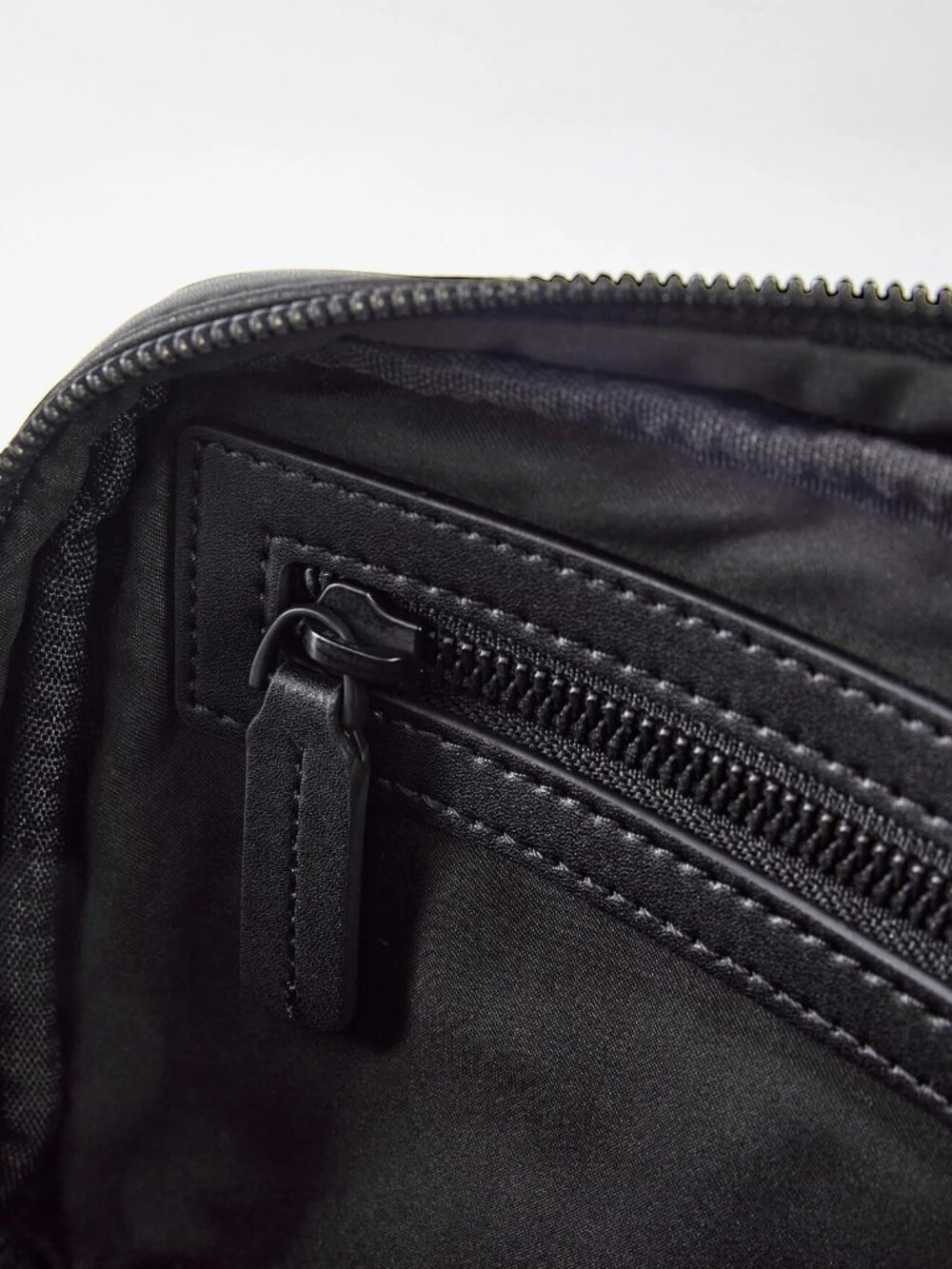 Nex Voyager Crossbody - Obsidian - Picture 2 of 9